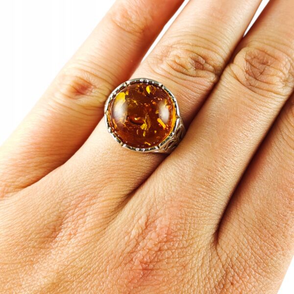 Pierścionek srebrny z bursztynem - okrągły z ażurowym zdobieniem