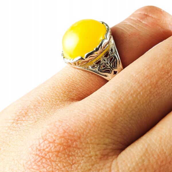 Pierścionek srebrny z bursztynem - okrągły z ażurowym zdobieniem