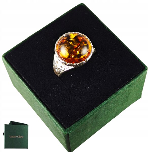 Pierścionek srebrny z bursztynem - okrągły z ażurowym zdobieniem