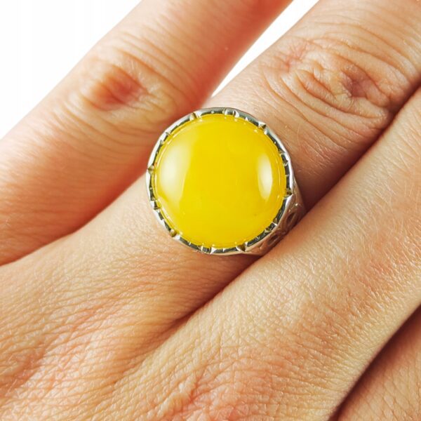 Pierścionek srebrny z bursztynem - okrągły z ażurowym zdobieniem