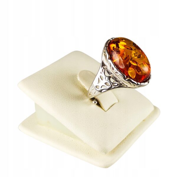 Pierścionek srebrny z bursztynem - owalny z ażurowym zdobieniem