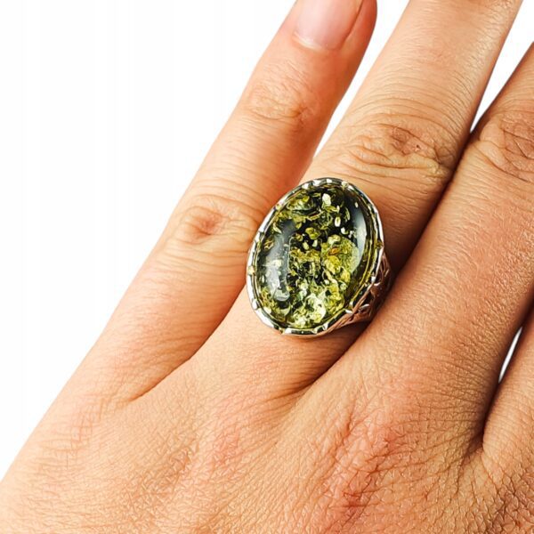 Pierścionek srebrny z bursztynem - owalny z ażurowym zdobieniem