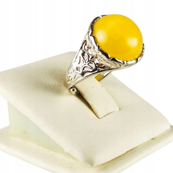 Pierścionek srebrny z bursztynem - okrągły z ażurowym zdobieniem