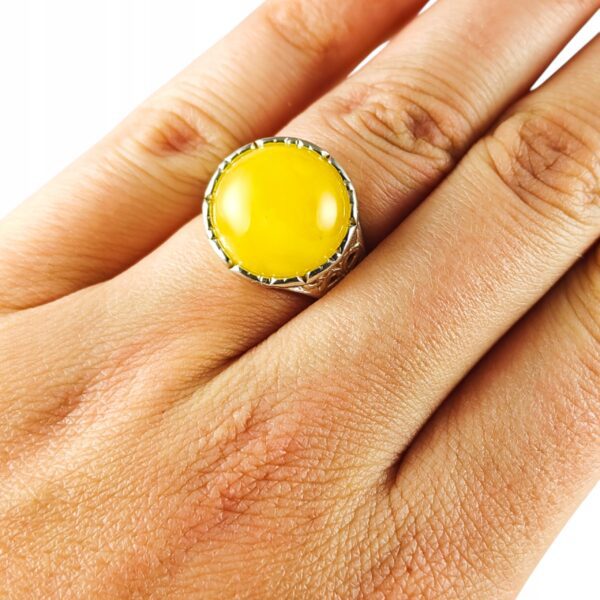 Pierścionek srebrny z bursztynem - okrągły z ażurowym zdobieniem