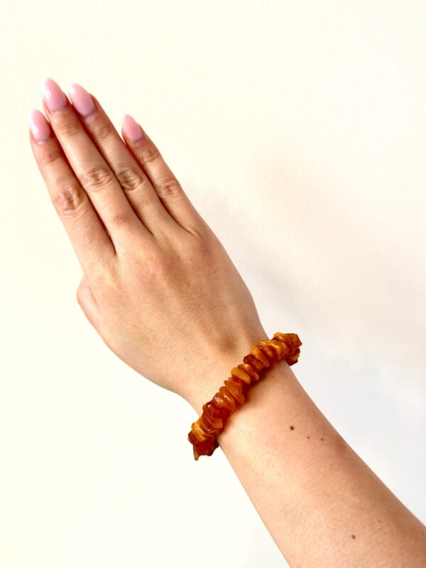Bransoletka z naturalnym nieszlifowanym bursztynem - na gumce