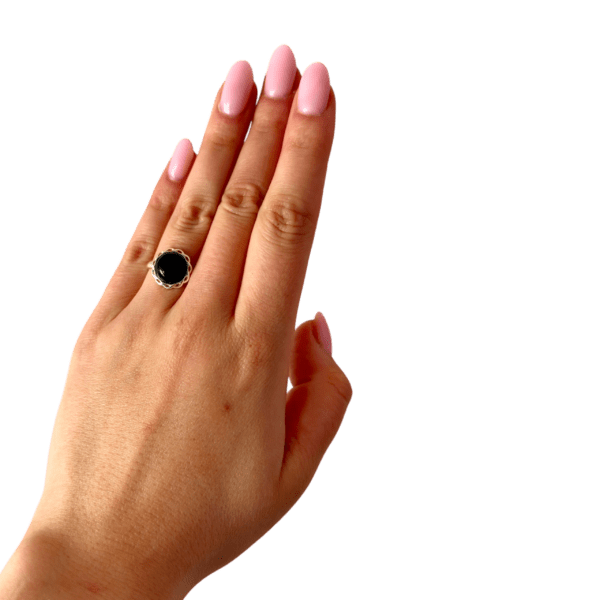 PIERŚCIONEK SREBRNY REGULOWANY Z ONYKSEM – OKRĄGŁY – SREBRO 925