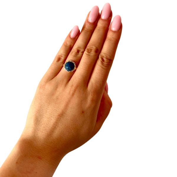 IMG_1929-Photoroom PIERŚCIONEK SREBRNY REGULOWANY Z LAPISEM LAZULI – OKRĄGŁY – SREBRO 925