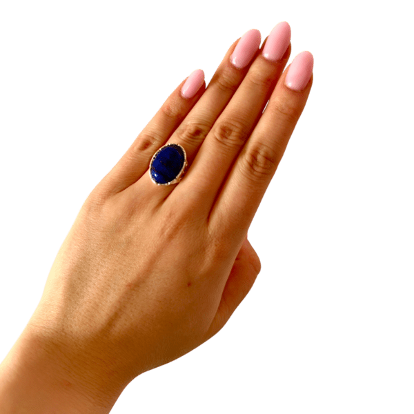 PIERŚCIONEK SREBRNY REGULOWANY Z LAPISEM LAZULI – OWALNY KORONKOWY  – SREBRO 925