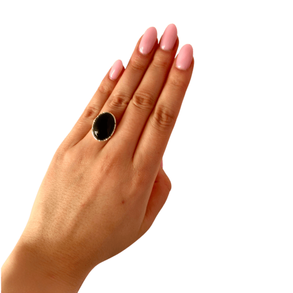 PIERŚCIONEK SREBRNY REGULOWANY Z ONYKSEM – OWALNY KORONKOWY  – SREBRO 925