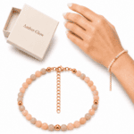 Bransoletka kamień słoneczny – idealna na prezent Bransoletka z naturalnego kamienia słonecznego zapakowana w eleganckie pudełko prezentowe Amber Glow.