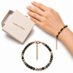 Bransoletka z agatem – idealna na prezent Bransoletka z naturalnego agatu zapakowana w eleganckie pudełko prezentowe Amber Glow.