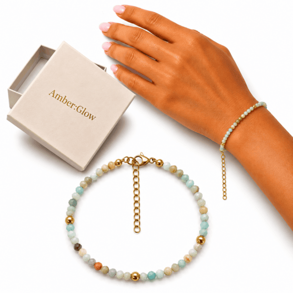 Bransoletka z naturalnego amazonitu zapakowana w eleganckie pudełko prezentowe Amber Glow.