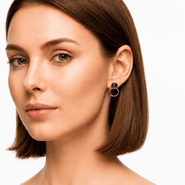 Srebrne kolczyki koła na sztyft z koniakowym bursztynem – srebro 925 zdjęcie na modelce Srebrne kolczyki koła na sztyft z koniakowym bursztynem – srebro 925 zdjęcie na modelce