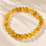 Bransoletka z bursztynu cytryna– małe zaokrąglone bryłki 7 mm, na gumce amber glow delikatna